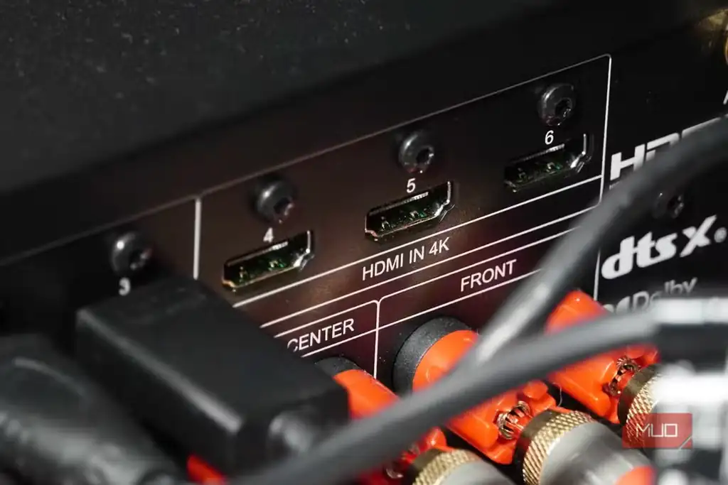 نمای نزدیک از ورودیهای HDMI 4K استفادهنشده.