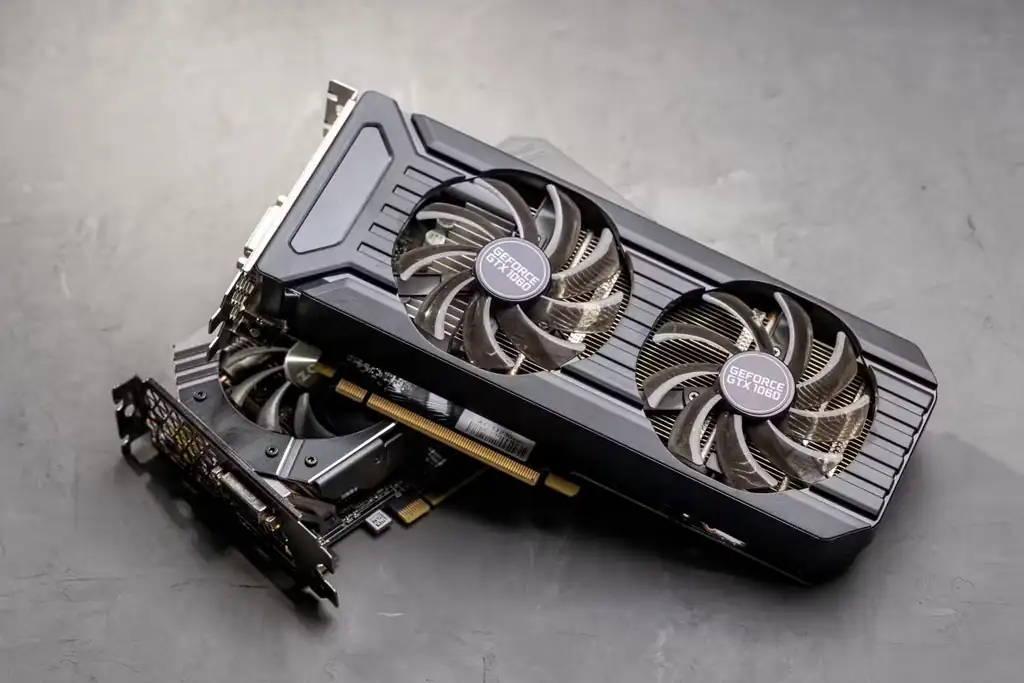دو کارت گرافیک GTX 1060 روی هم در نمای نزدیک.