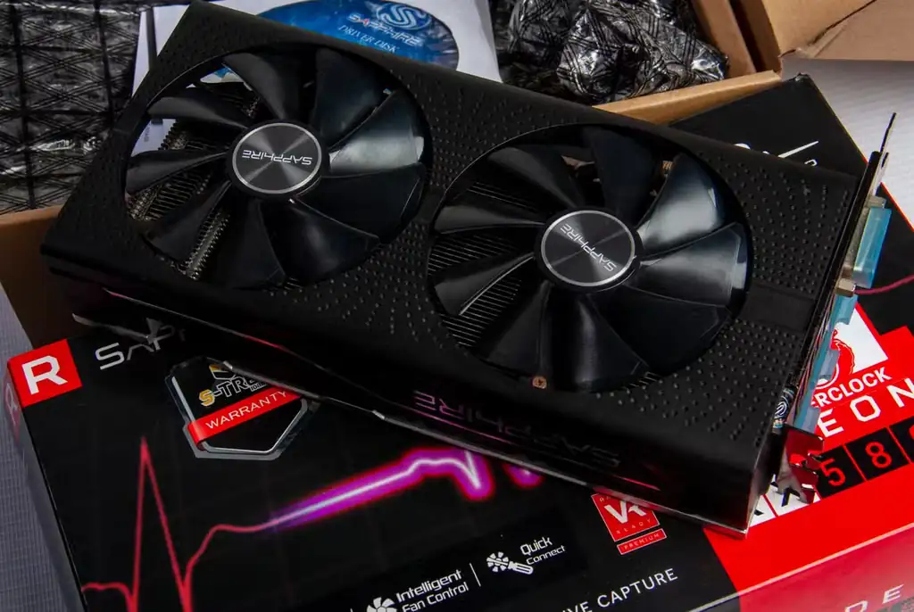 کارت گرافیک RX 580 روی جعبه خود.