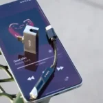چند دانگل USB-C DAC روی یک گوشی اندرویدی در حال پخش موسیقی Lossless.