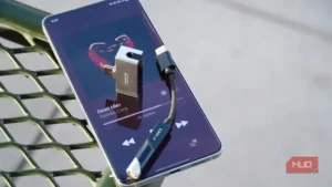 چند دانگل USB-C DAC روی یک گوشی اندرویدی در حال پخش موسیقی Lossless.