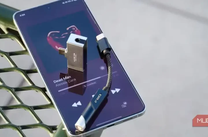 چند دانگل USB-C DAC روی یک گوشی اندرویدی در حال پخش موسیقی Lossless.