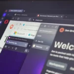 چند مرورگر باز روی مانیتور BENQ در کنار یک لپ‌تاپ برای مقایسه مصرف منابع.