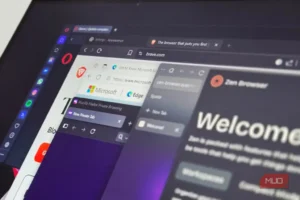 چند مرورگر باز روی مانیتور BENQ در کنار یک لپ‌تاپ برای مقایسه مصرف منابع.