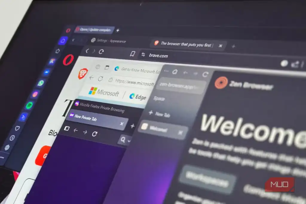 چند مرورگر باز روی مانیتور BENQ در کنار یک لپتاپ برای مقایسه مصرف منابع.