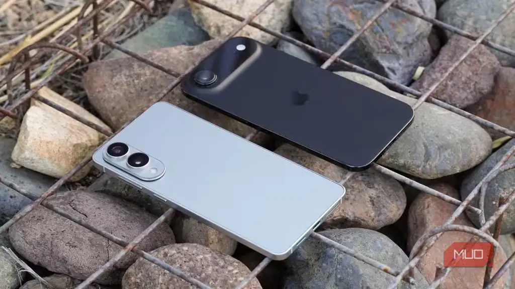 Galaxy S25 Edge نقرهای و iPhone Air مشکی روی محوطهسازی فضای بیرونی.