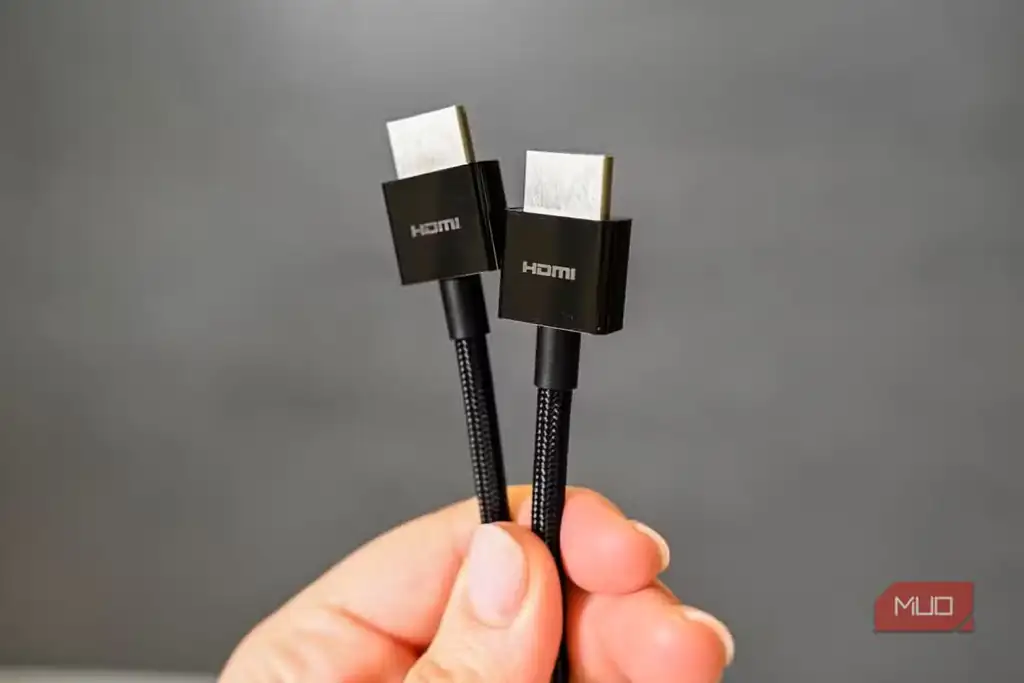 کابل HDMI شرکت Belkin کنار بستهبندی و تجهیزات صوتیتصویری.