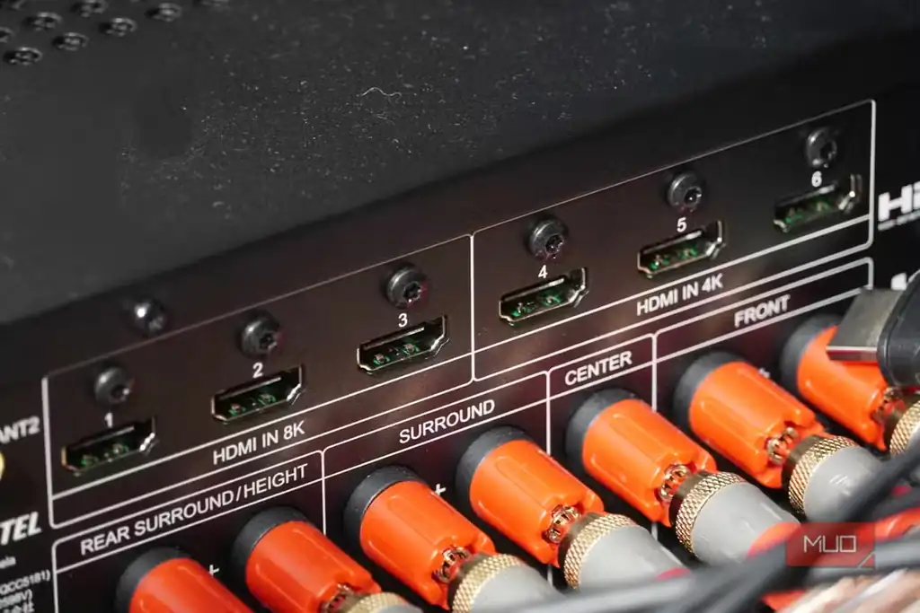 ورودیهای HDMI 8K و 4K در پشت یک گیرنده صوتیتصویری.
