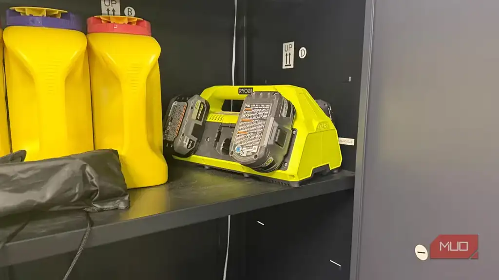 چند باتری Ryobi ONE+ روی شارژر در فضای کارگاهی.