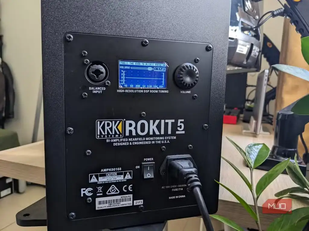 پنل پشتی اسپیکر KRK Rokit 5 با ورودیها و تنظیمات صوتی.