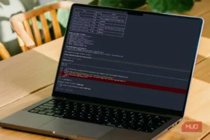 نمایی از اجرای Claude Code روی لپ‌تاپ برای کار با API و ابزارهای توسعه.