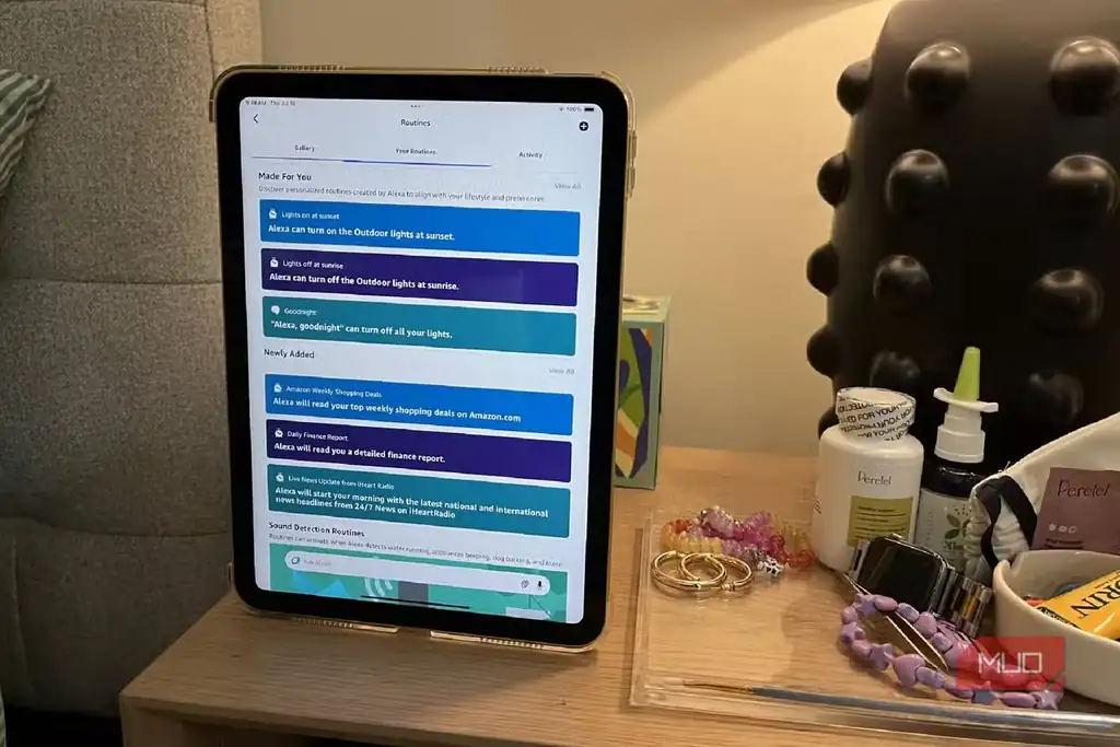 تبلتی روی میز کنار تخت که بخش روتینهای Alexa را نمایش میدهد.