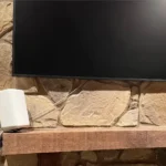 روتر Wi-Fi روی طاقچه برای مدیریت شبکه خانه هوشمند.