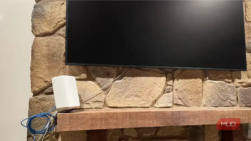 روتر Wi-Fi روی طاقچه برای مدیریت شبکه خانه هوشمند.