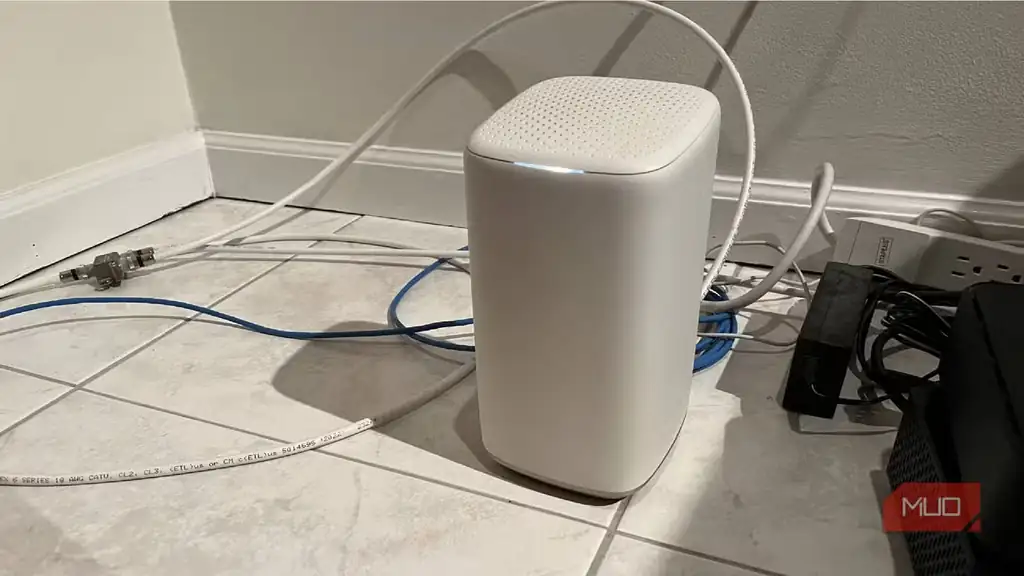 روتر Wi-Fi روی کف خانه در زمان بررسی محل پوشش شبکه.