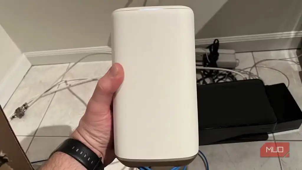 نمای جلوی روتر Wi-Fi هنگام بررسی وضعیت اتصال شبکه خانگی.