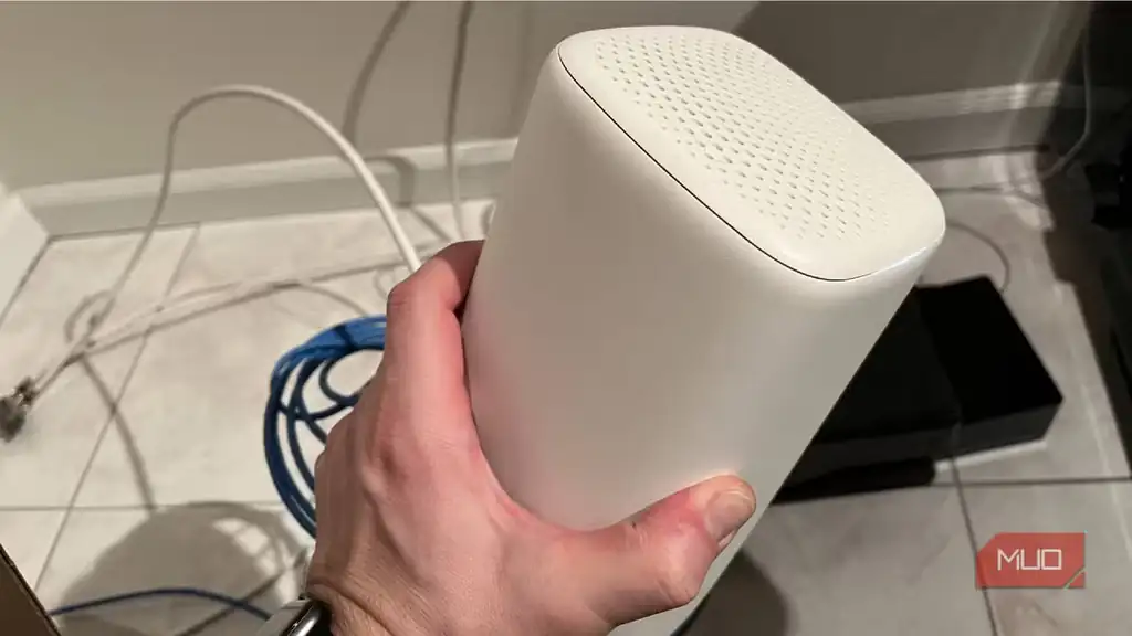 نمای بالایی و کناری روتر Wi-Fi برای راهاندازی شبکه خانه هوشمند.