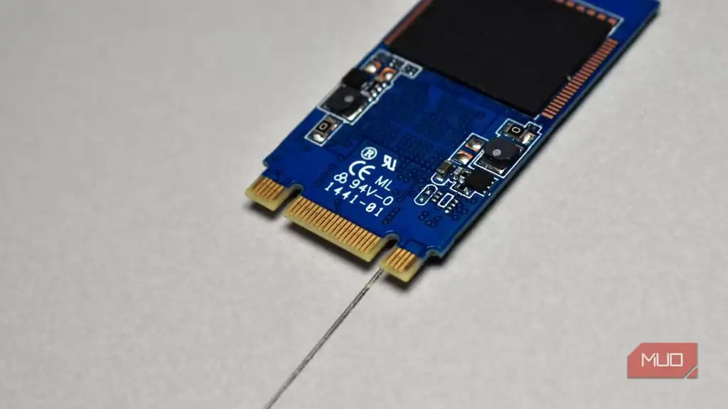 نمای پشت کانکتور SSD M.2 و محل قرارگیری شیار اتصال.