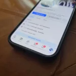نمای یک iPhone با صفحه اعلان‌های Facebook برای نشان دادن استفاده روزمره از این شبکه اجتماعی.
