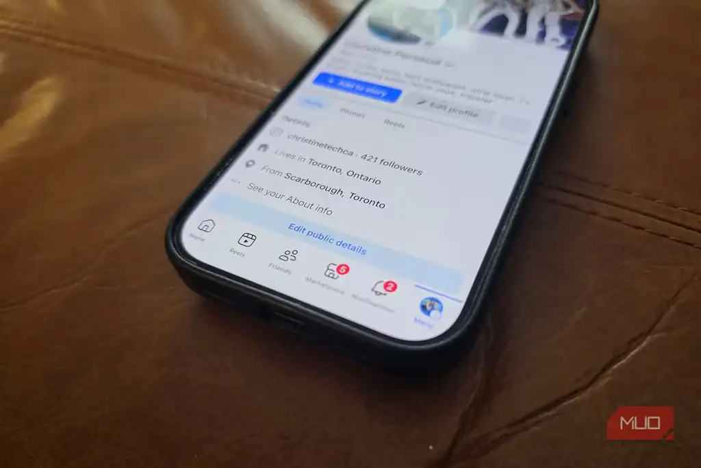 نمای یک iPhone با صفحه اعلانهای Facebook برای نشان دادن استفاده روزمره از این شبکه اجتماعی.
