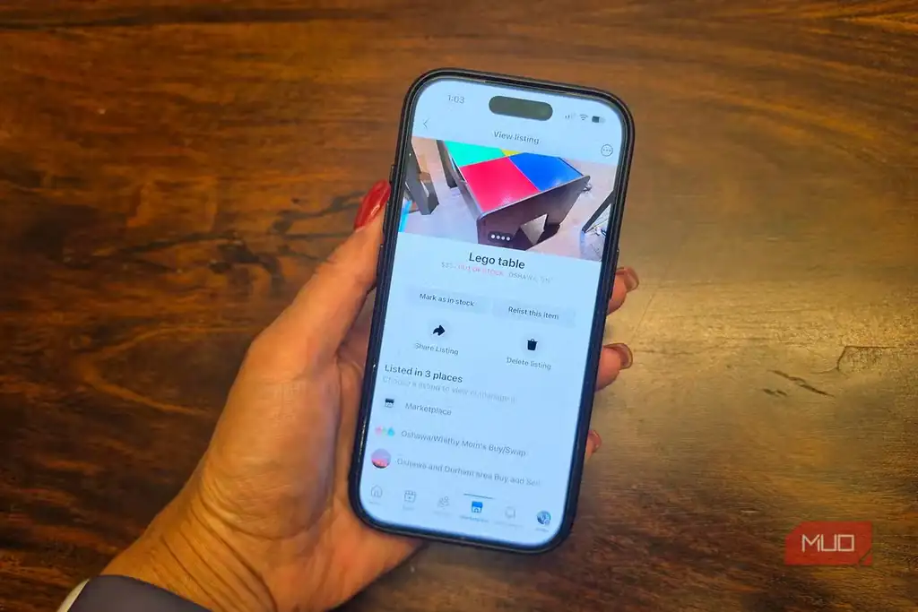 نمای یک آگهی کالا در Facebook Marketplace روی صفحه گوشی.