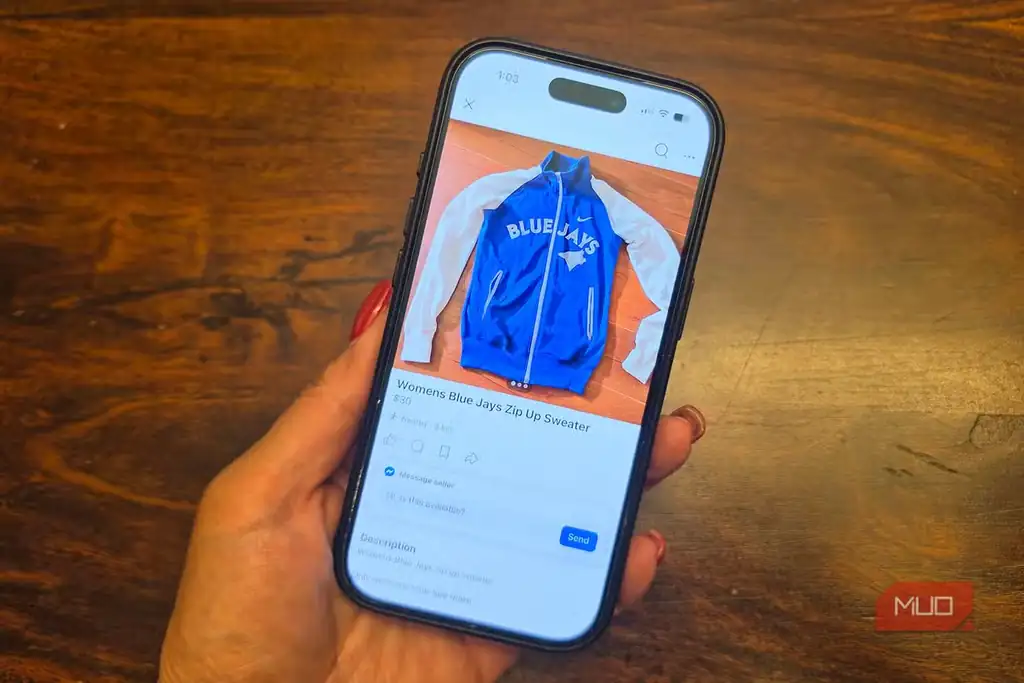 نمای یک آگهی کالا در Facebook Marketplace روی صفحه گوشی.