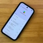 صفحه مجوزهای Google Play Services در یک گوشی اندرویدی برای بررسی مصرف پس‌زمینه.