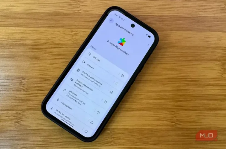 صفحه مجوزهای Google Play Services در یک گوشی اندرویدی برای بررسی مصرف پس‌زمینه.