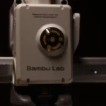 نمای نزدیک از اکسترودر پرینتر سه‌بعدی Bambu Lab A1 Mini هنگام آماده‌سازی چاپ.