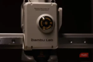 نمای نزدیک از اکسترودر پرینتر سه‌بعدی Bambu Lab A1 Mini هنگام آماده‌سازی چاپ.