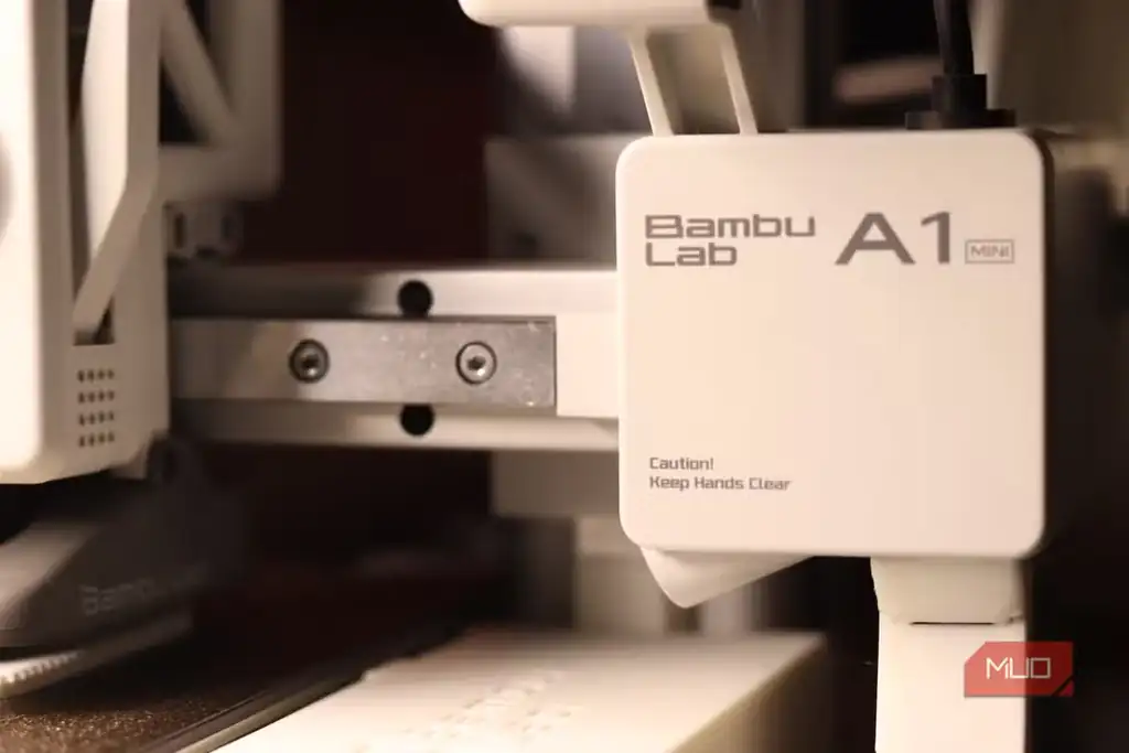 نمای نزدیک از بدنه و نام Bambu Lab A1 Mini روی پرینتر سهبعدی.