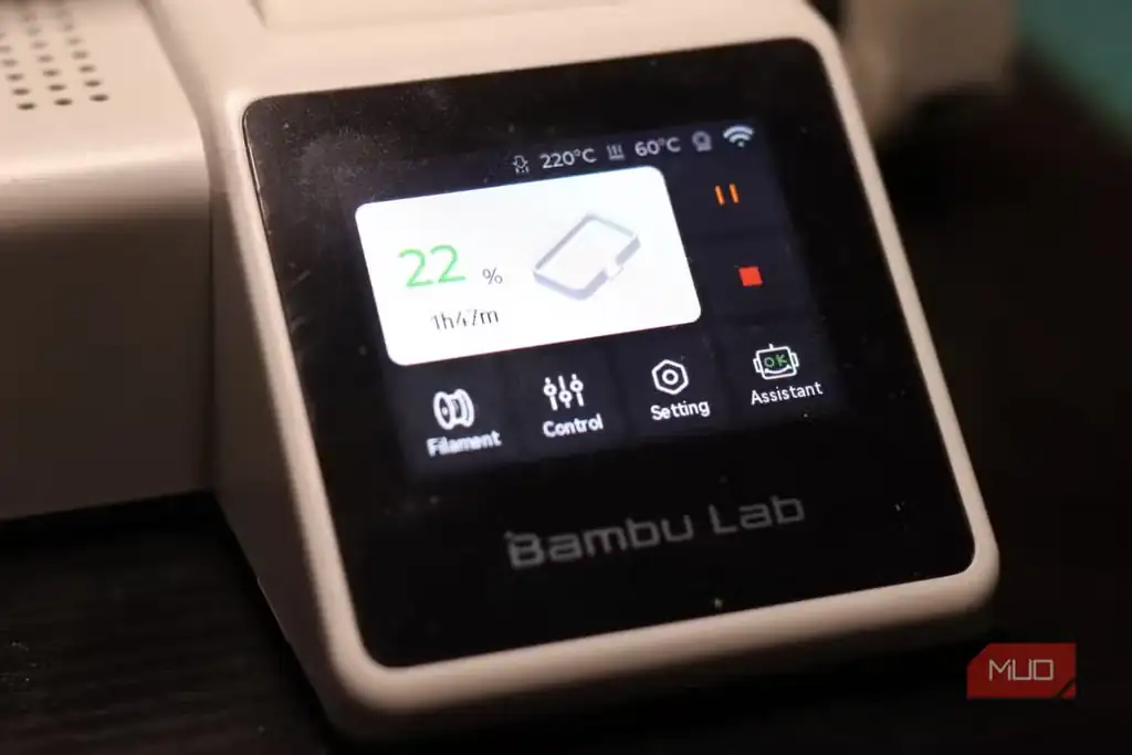 نمای نزدیک از نمایشگر پرینتر سهبعدی Bambu Lab A1 Mini.