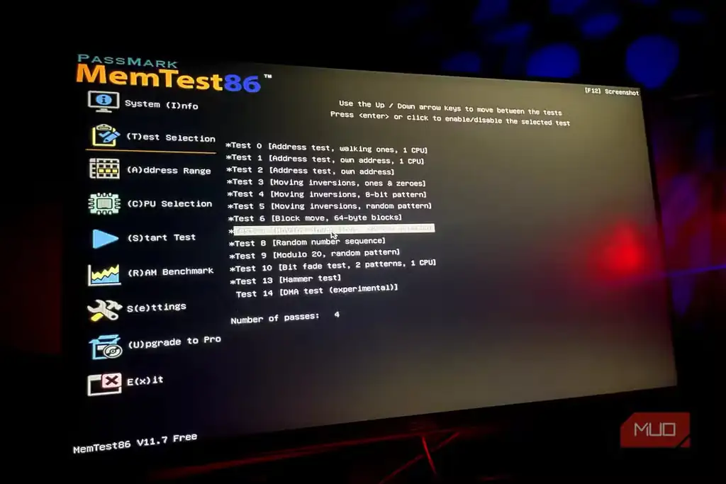 صفحه تست MemTest86 برای بررسی خطاهای حافظه سرور خانگی.