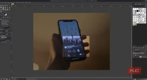 محیط GIMP با یک تصویر iPhone بازشده برای ویرایش.