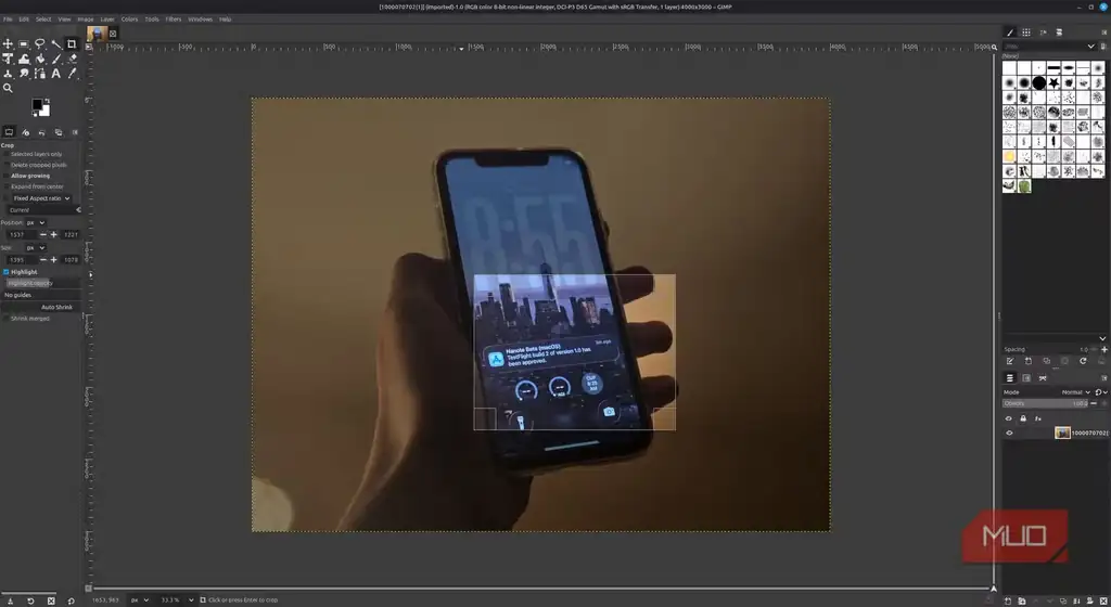 محیط GIMP با یک تصویر iPhone بازشده برای ویرایش.
