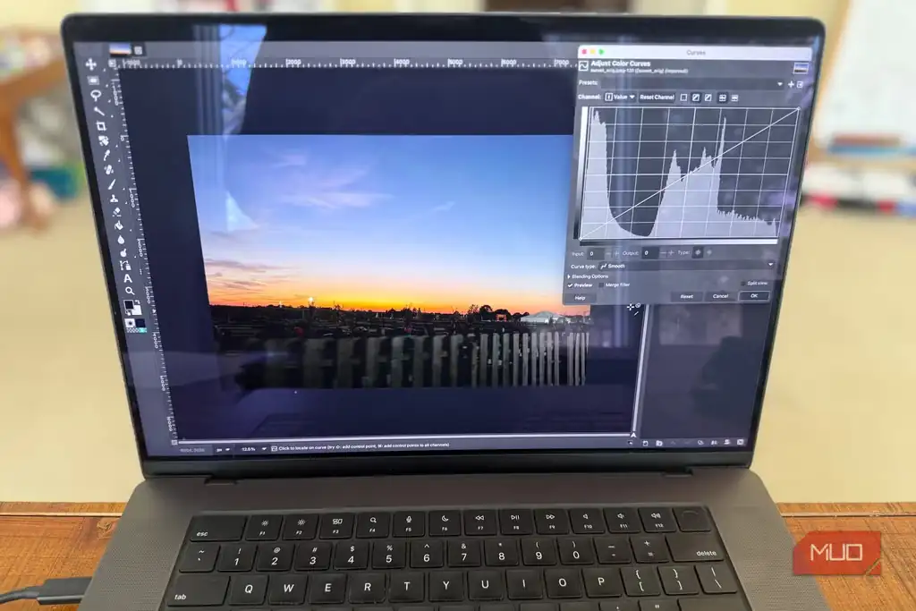 نمای برنامه GIMP روی MacBook Pro برای ویرایش تصویر.