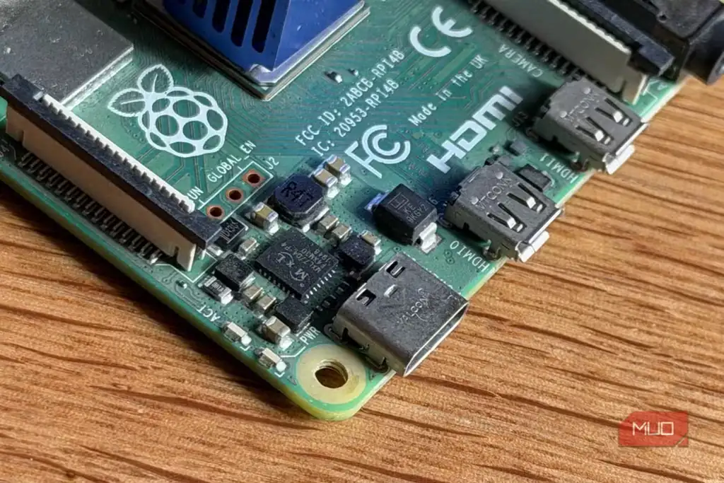 نمای نزدیک از برد Raspberry Pi و قطعات الکترونیکی آن.