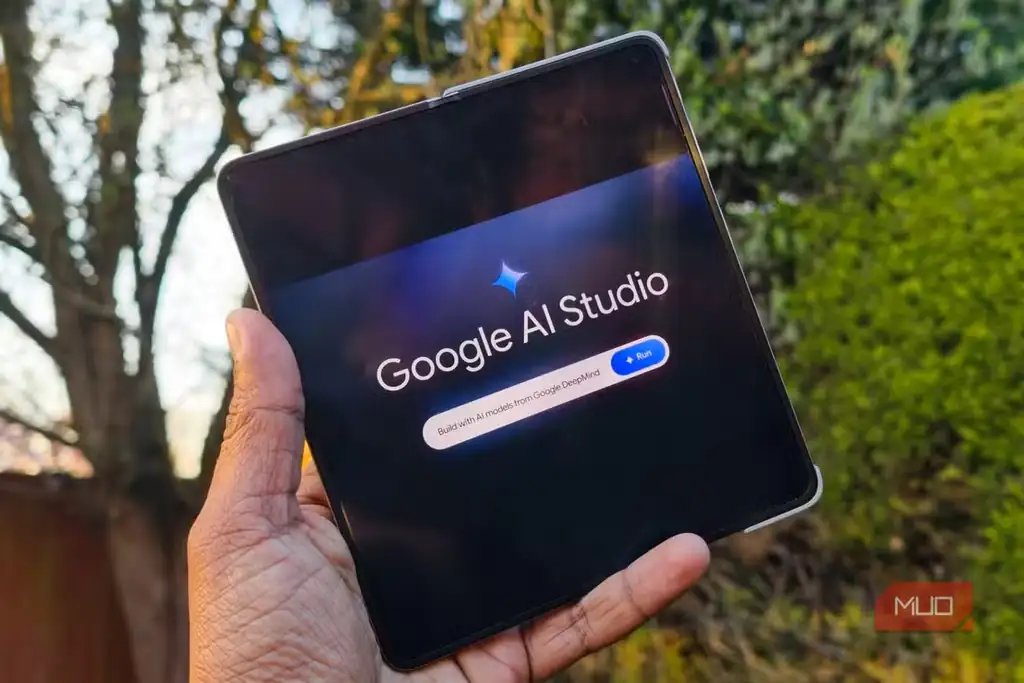 نمای لوگوی Google AI Studio روی گوشی Oppo Find N6 در کنار یک پروژه هوش مصنوعی.