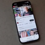 نمایی از آیفون که نسخه وب YouTube روی آن باز است.