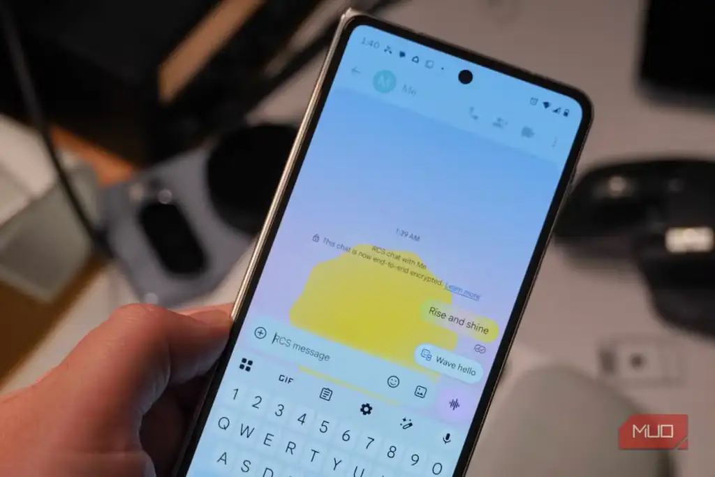 نمایش انیمیشنهای واکنشی Google Messages روی گوشی تاشوی Razr.