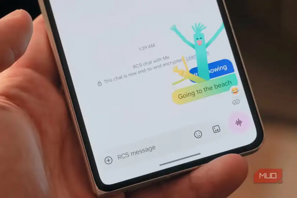 نمایش انیمیشنهای واکنشی Google Messages روی گوشی تاشوی Razr.