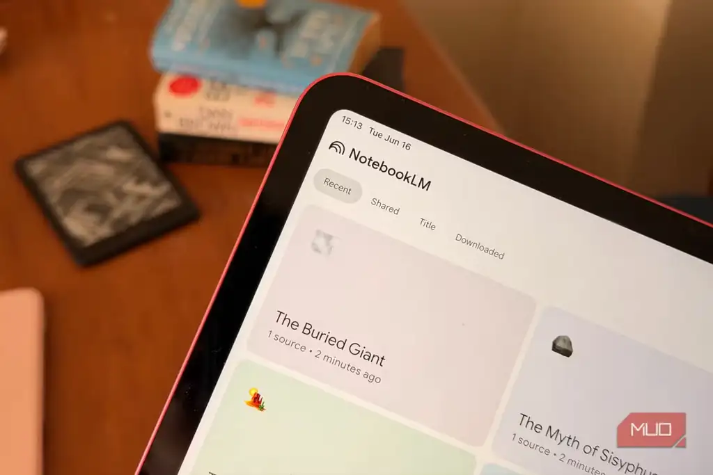 نمایش NotebookLM روی iPad در کنار کتابها و Kindle.