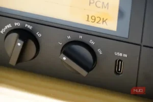 نمای نزدیک از کلید Gain روی DAC مدل Fiio K15 در کنار هدفون.