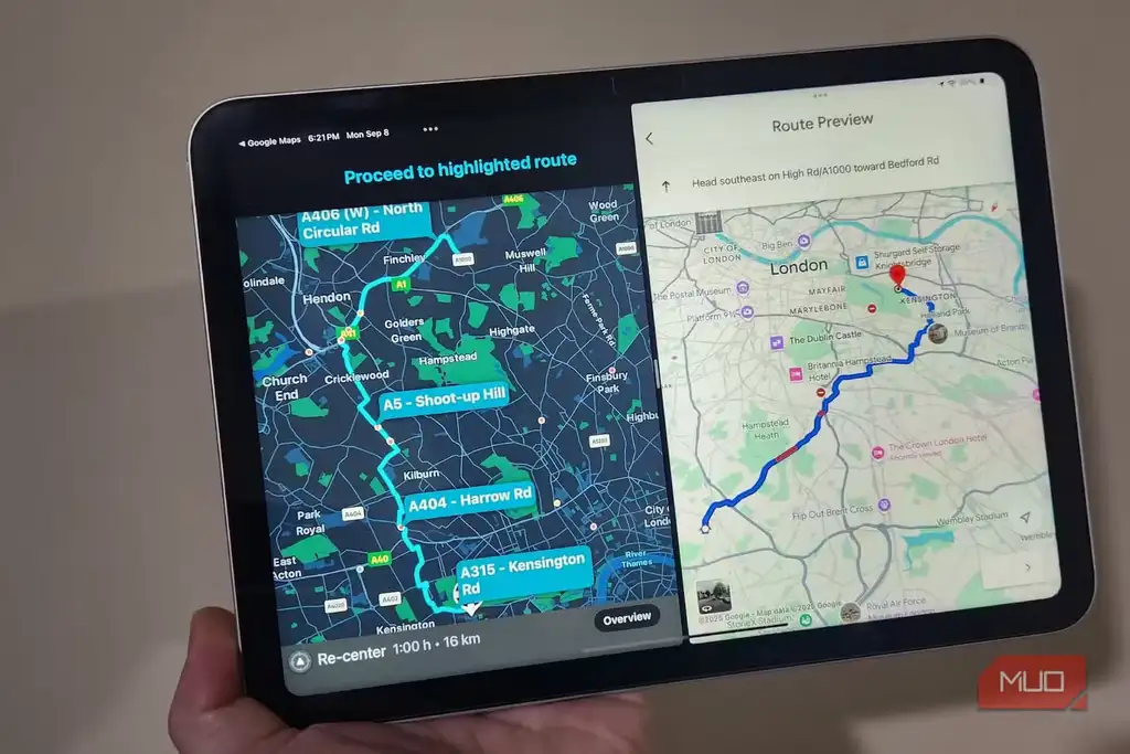 پیشنمایش مسیر در Google Maps و Waze روی یک تبلت.