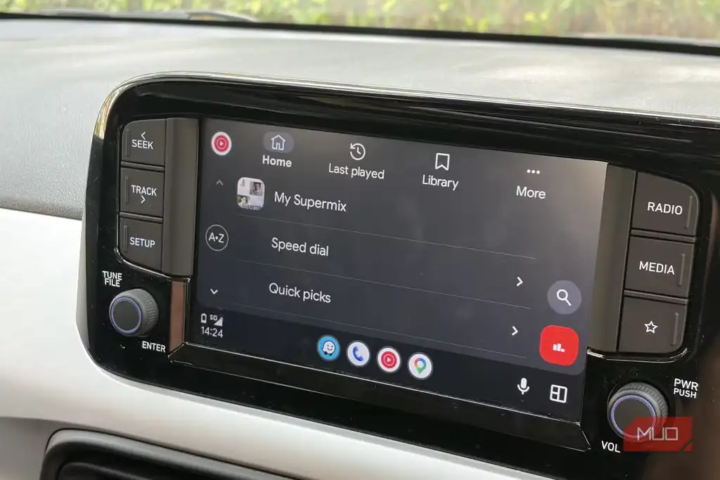 فهرستهای پخش YouTube Music در محیط Android Auto.