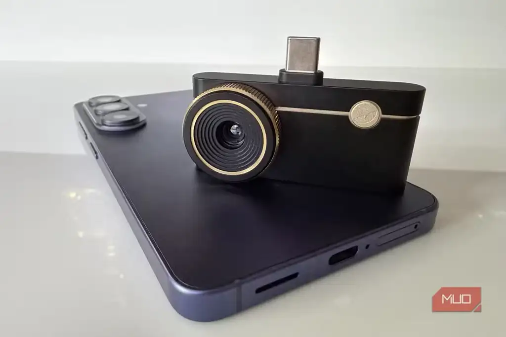 گوشی Galaxy S26 کنار دوربین حرارتی USB-C روی میز.