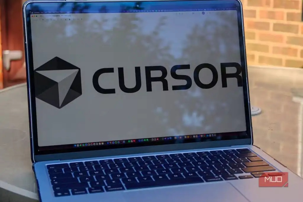 نمای ویرایشگر Cursor روی لپتاپ MacBook Air M5.
