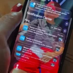 صفحه قفل iPhone با چند اعلان Ring درباره رخدادهای دوربین جلوی خانه.