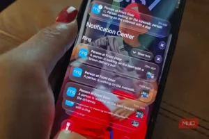 صفحه قفل iPhone با چند اعلان Ring درباره رخدادهای دوربین جلوی خانه.