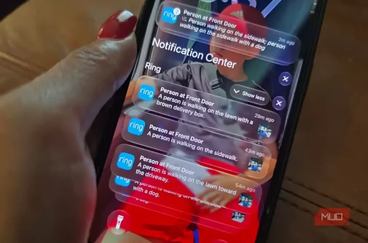 صفحه قفل iPhone با چند اعلان Ring درباره رخدادهای دوربین جلوی خانه.